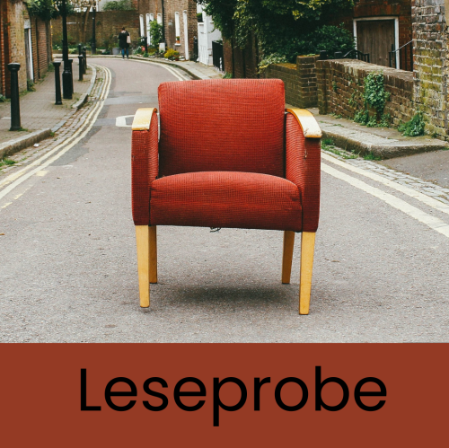 Ein Sessel steht mitten auf einer Straße. Die alten Backsteinhäuser bieten eine spannende Szene.