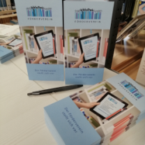 Info-Flyer des Fördervereins auf einem Tisch