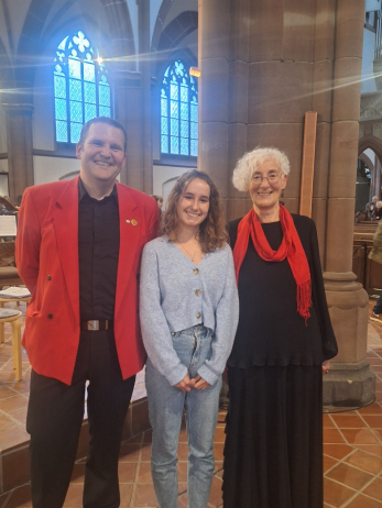 Auf dem Foto sieht man den Innenraum einer Kirche. Hauptpersonen auf diesem Foto sind Stefan Thomas, Malin Eigelshofen und Brigitte Nienhaus