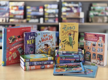 Auswahl von Kinderbüchern für die Bibliothek,auf einem Tisch präsentiert.