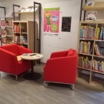 rote eckige Sessel in der Elternbibliothek
