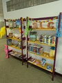 Ein Bücherregal, mit Büchern und Sommerdekoration für den Sommerleseclub.